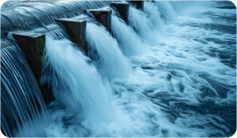 Vertedero de agua en un proceso industrial