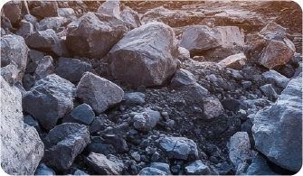 Rocas y mineral extraído en una faena minera